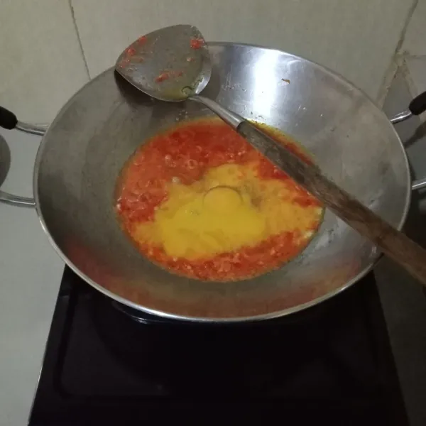 Masukkan telur, masak sambil di aduk-aduk hingga kering.