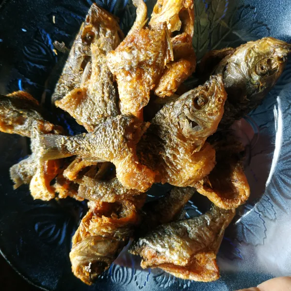 Goreng ikan hingga kriuk.