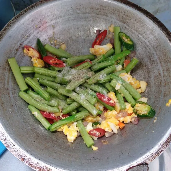 Tambahkan gula pasir, garam, dan lada bubuk, lalu aduk rata.