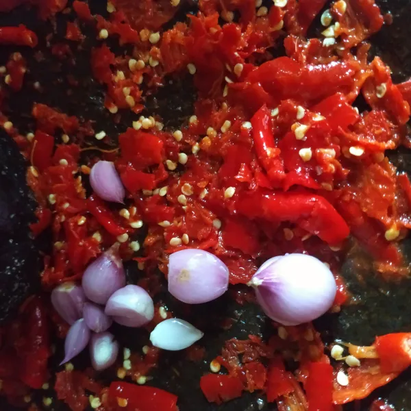 Ulek cabe, bawang merah dan garam.