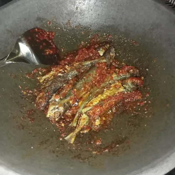 Masukkan ikan goreng dan aduk rata, lalu cicipi rasanya dan jika sudah pas siap untuk disajikan.