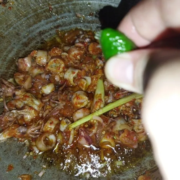 Kemudian beri perasan air jeruk limau, aduk rata, lalu matikan api. Sambal cumi asin kecombrang siap dinikmati.