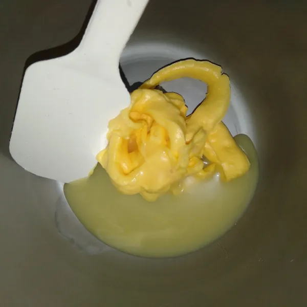 Campurkan margarin dan susu kental manis.