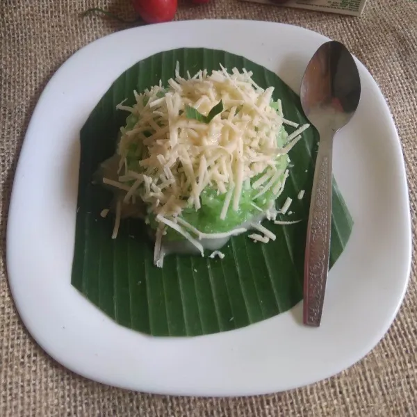 Ambil secukupnya ketan pandan, beri parutan keju dan siram dengan susu kental manis. Lalu sajikan.