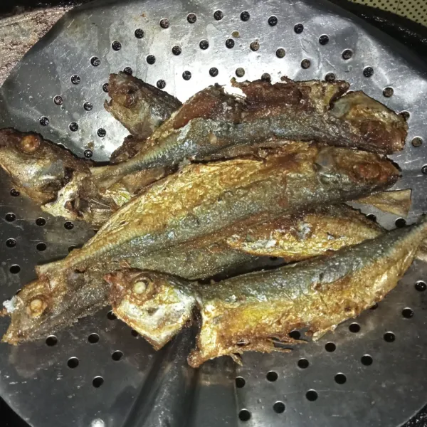 Lalu goreng ikan hingga matang, kemudian angkat dan tiriskan.