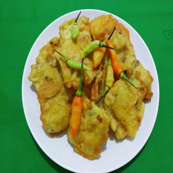 Tempe gembos goreng tepung siap disajikan.