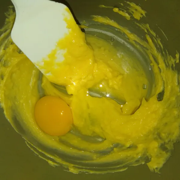 Masukkan telur, lalu aduk rata.