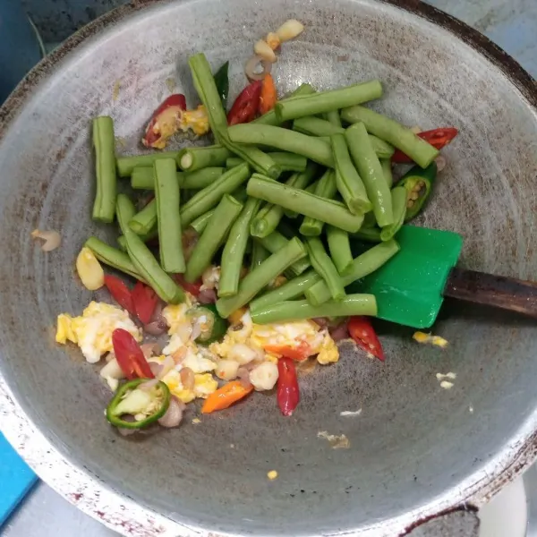 Masukkan buncis, lalu aduk rata. Masak sampai layu sambil ditutup.