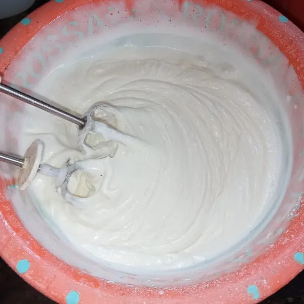 Turunkan speed mixer jadi yang paling rendah. Masukkan tepung terigu dan baking powder, kocok asal tercampur rata saja.