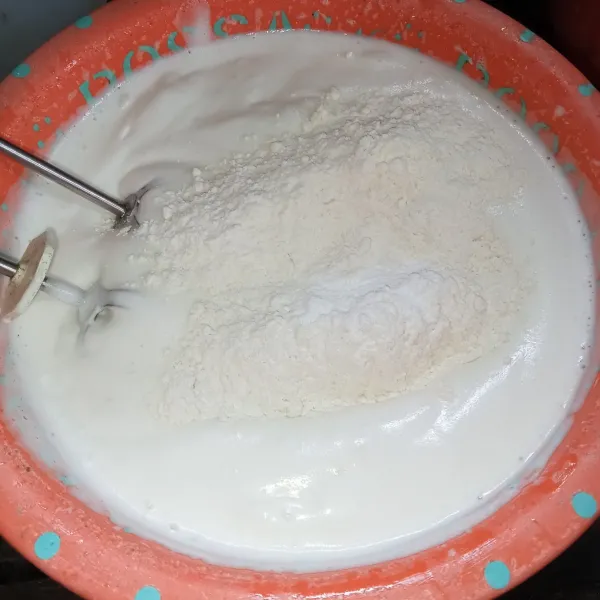 Masukkan tepung terigu dan baking powder, kocok dengan speed rendah asal tercampur saja.