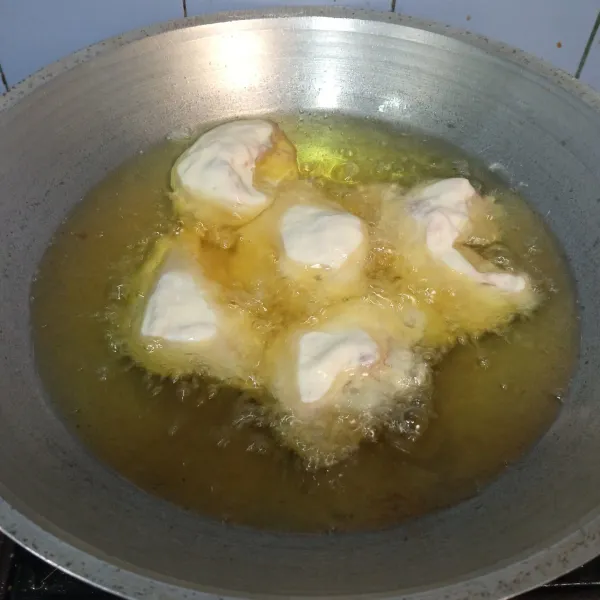 Goreng ayam sampai matang, lalu angkat dan sisihkan.