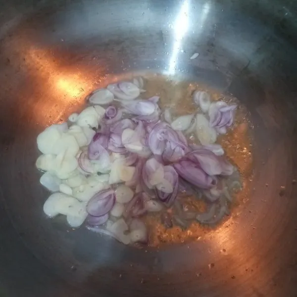 Panaskan wajan, lalu beri minyak. Tumis bawang merah dan bawang putih hingga harum.