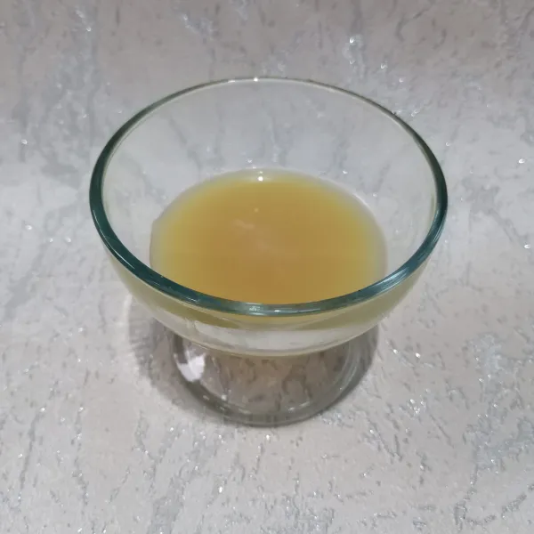 Tuang susu krimer kental manis dalam gelas. Kemudian tuang air jeruk dan air bunga telang. Minuman siap disajikan.