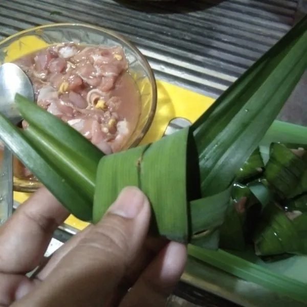 Masukkan ujung daun pandan yang melilit tadi ke dalam, sehingga membentuk seperti di gambar.