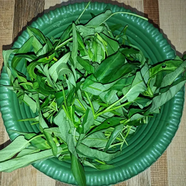 Potong kangkung, cuci bersih.