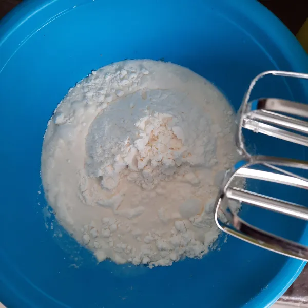 Mixer whipped cream dengan susu UHT hingga tercampur.