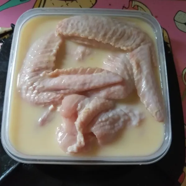 Campurkan semua bumbu perendam dengan sayap ayam yang sudah dicuci bersih dan dibagi dua. Diamkan minimal 2 jam agar bumbu meresap.