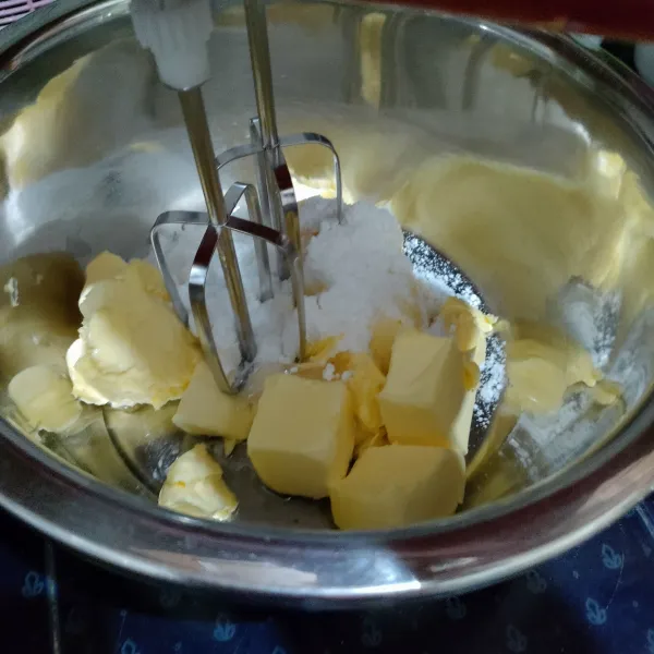 Mixer butter, margarin, gula halus, dan vanilla extract dengan kecepatan maximum hingga kental berjejak selama kurang lebih 10 menit.
