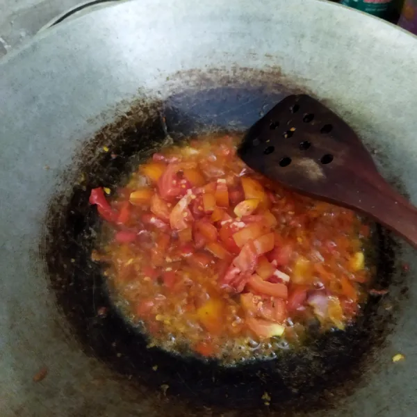 Kemudian goreng bumbu halus pada minyak bekas menggoreng udang tadi. Masukkan tomat iris, goreng lagi sampai tomat layu. Bumbui garam, penyedap rasa dan gula.