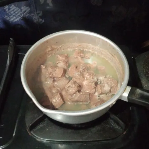 Potong dadu ati sapi, lalu rebus setengah matang dan buang airnya, kemudian sisihkan.