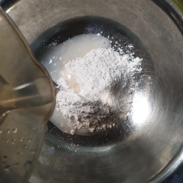Campurkan tepung dan air, aduk hingga tercampur rata dan tidak bergerindil.