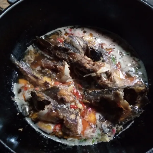 Tambahkan secukupnya air, masak hingga mendidih. Lalu masukkan ikan lele.