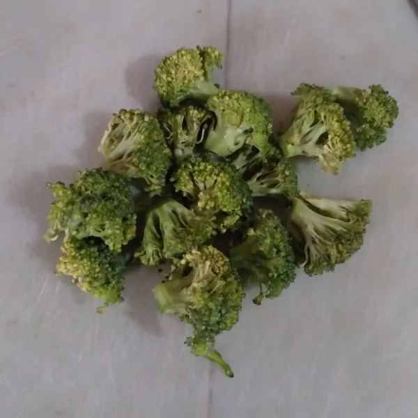 Cuci bersih brokoli, kemudian cincang halus.