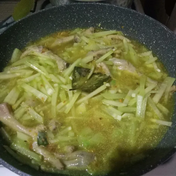 Aduk dan koreksi rasa. Masak hingga labu matang.