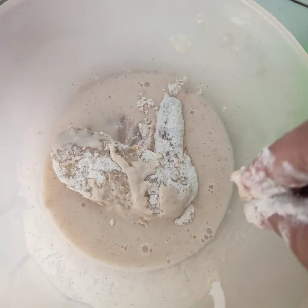 Celupkan ke adonan basah, balur lagi dengan tepung kering sambil dipijat lembut. Lakukan proses ini 2 sampai 3 kali.