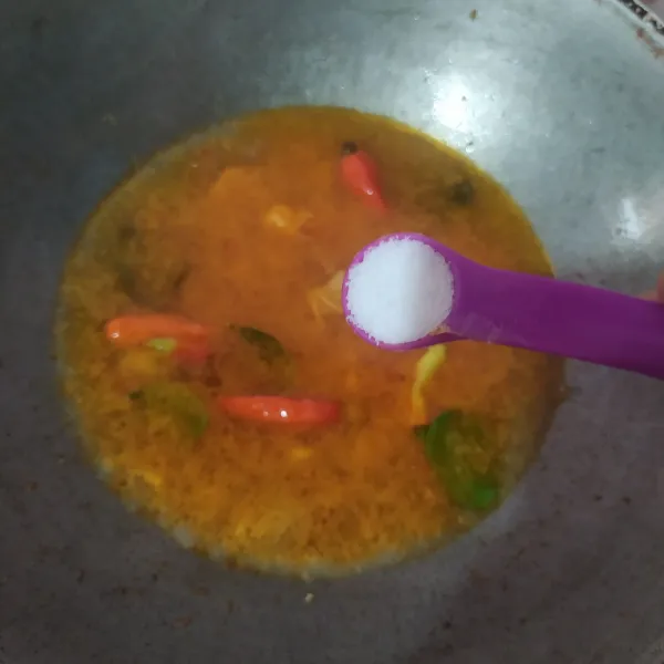 Tuang air kaldu, bumbui garam, gula pasir, dan kaldu bubuk.