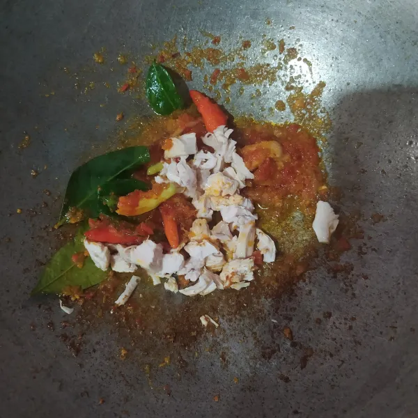Masukkan ayam rebus, lalu aduk rata.