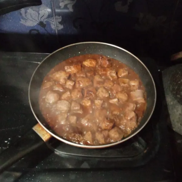 Tambahkan air, masak hingga mendidih.