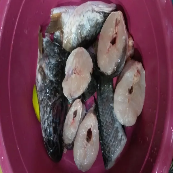 Cuci bersih ikan kemudian potong-potong. Lumuri air perasan jeruk nipis, diamkan selama 5 menit.