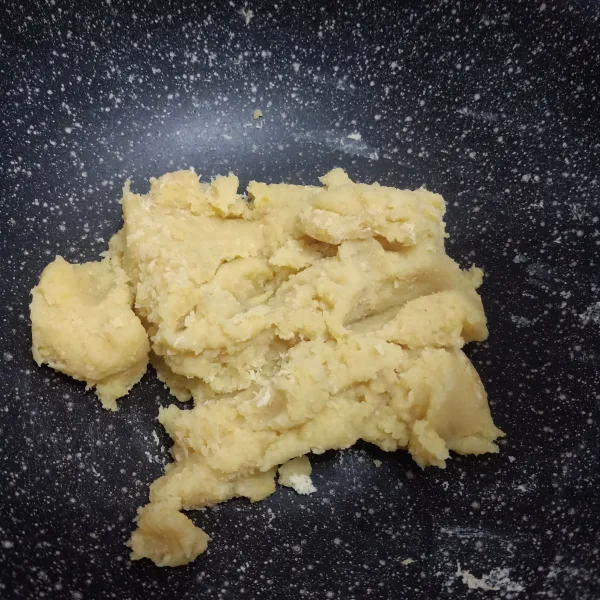Masak adonan kacang hijau yang sudah di blender sampai menjadi pasta, aduk-aduk terus sampai mengetal. Setelah menjadi pasta, angkat dan biarkan dingin.