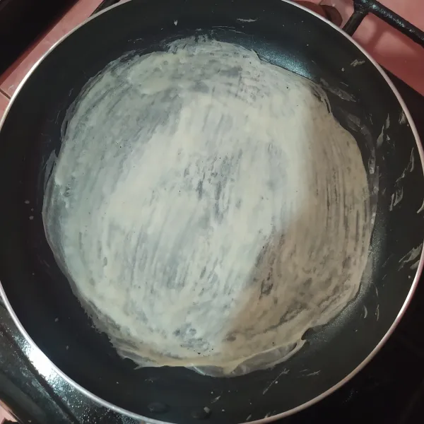 Panaskan pan anti lengket dengan api kecil. Olesi dengan minyak, lalu lap dengan tissue. Celupkan kuas ke adonan , lalu olesi pan secara bertahap hingga rata. Setelah matang, lalu angkat.
