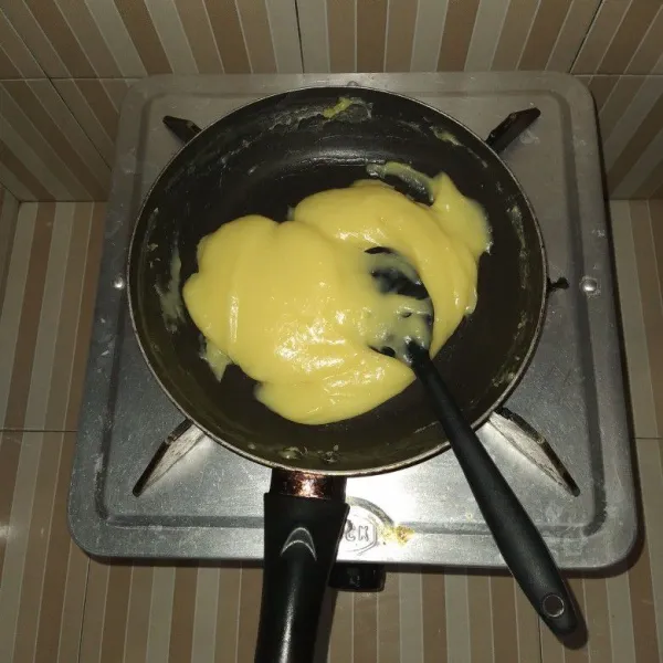 Aduk hingga margarin mencair dan tercampur rata.