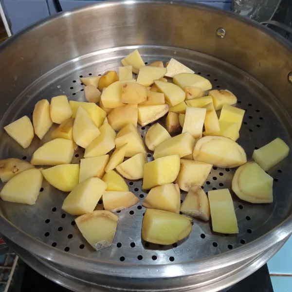 Kupas kentang, potong-potong agak kecil, kukus selama 20 menit atau sampai empuk.