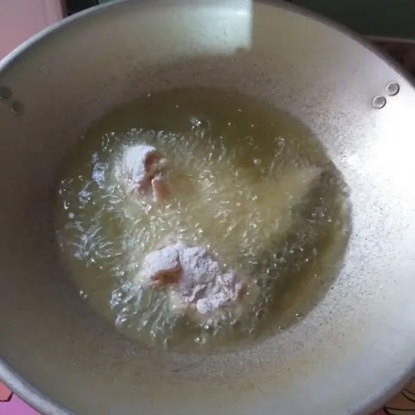 Panaskan minyak, goreng ayam hingga kuning kecoklatan, tiriskan.