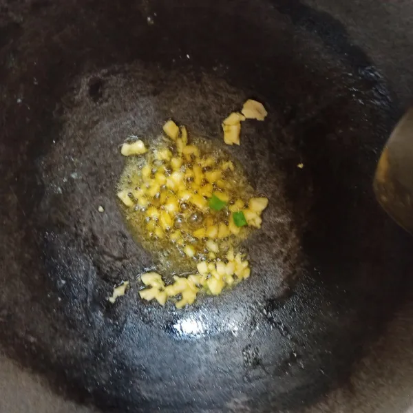 Panaskan 1 sdm margarin, kemudian tumis bawang putih hingga harum.