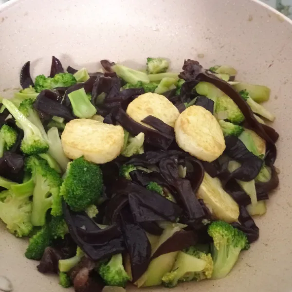 Sesaat sebelum diangkat, masukkan tofu yang telah digoreng, aduk rata. Masak hingga brokoli empuk sesuai dengan yang diinginkan.