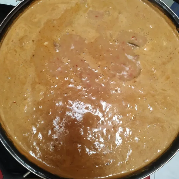 Masak dengan api sedang, sambil sesekali di aduk. Tambahkan garam dan penyedap secukupnya.