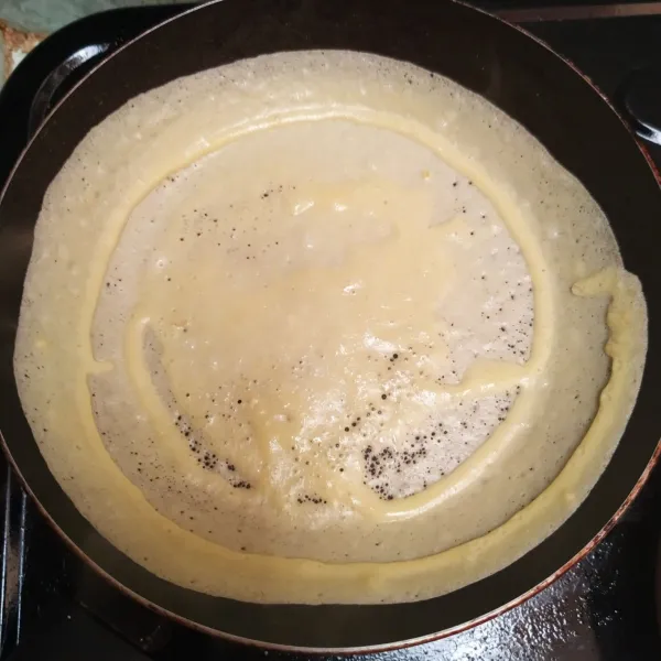 Dadar: campur telur, terigu, garam dan minyak goreng. Aduk rata, buat dadar tipis.