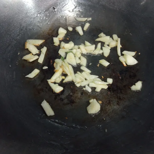 Tumis bawang putih cincang.