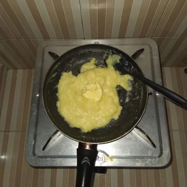 Campurkan tepung maizena, kuning telur, vanilli bubuk, susu cair dan gula pasir, aduk hingga tercampur rata, saring dan tuang dalam teflon. masak hingga meletup-letup lalu tambahkan margarin.