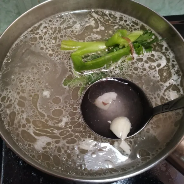 Kuah sup: dalam panci campur air dan air kaldu. Tumisan bawang putih dan daun bawang seledri (diikat). Tambahkan garam dan kaldu bubuk. Didihkan, koreksi rasa.