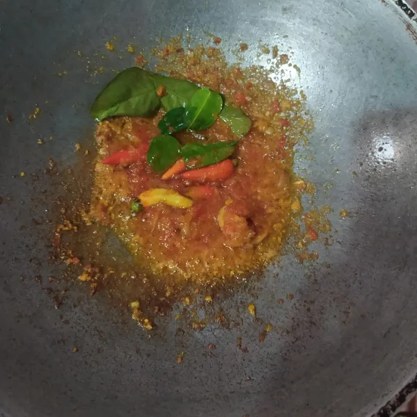 Masukkan lengkuas geprek, daun salam, daun jeruk, dan cabai rawit.