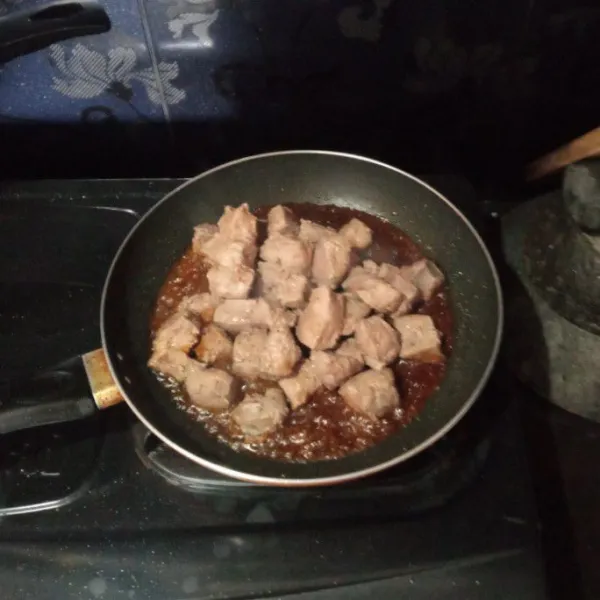 Masukkan ati sapi, lalu aduk rata.