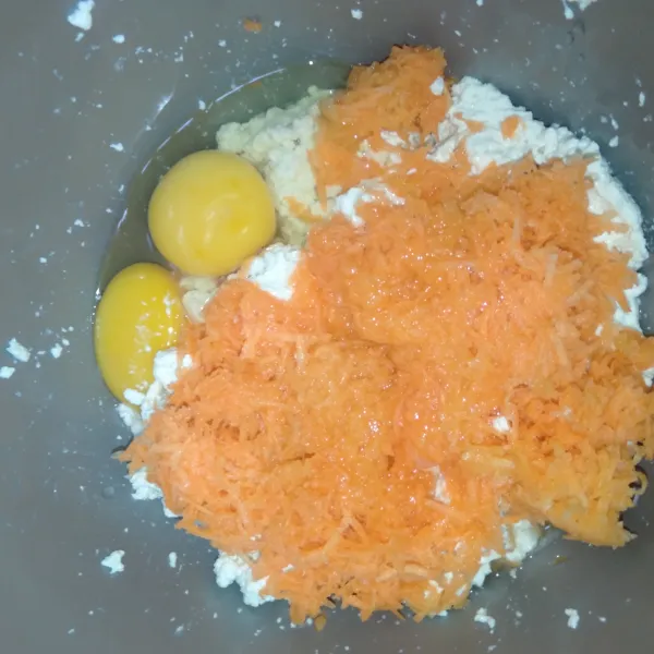 Campurkan tahu, telur, dan wortel.