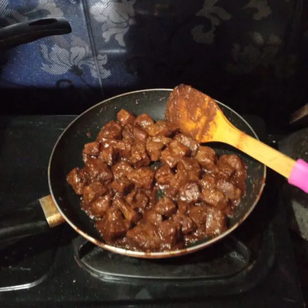 Masak hingga air asat, cicipi rasanya. Bila dirasa kurang garam atau gula pasir silahkan tambahkan hingga sesuai rasa yang diinginkan.