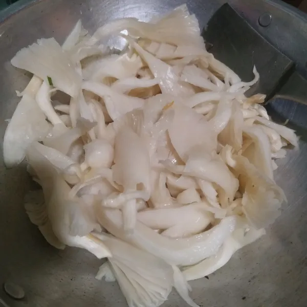 Tambahkan jamur tiram, lalu aduk hingga tercampur rata.